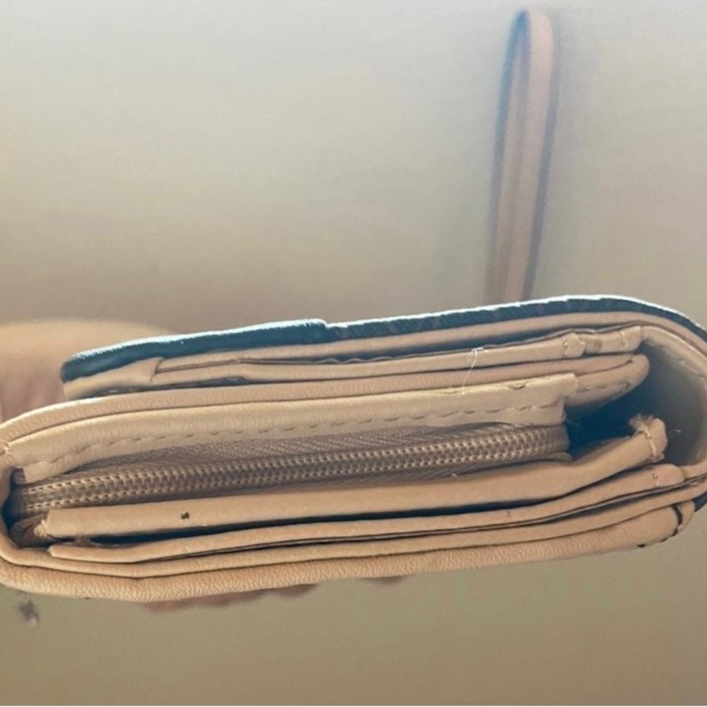 Guess Wallet - Picture 6 of 6